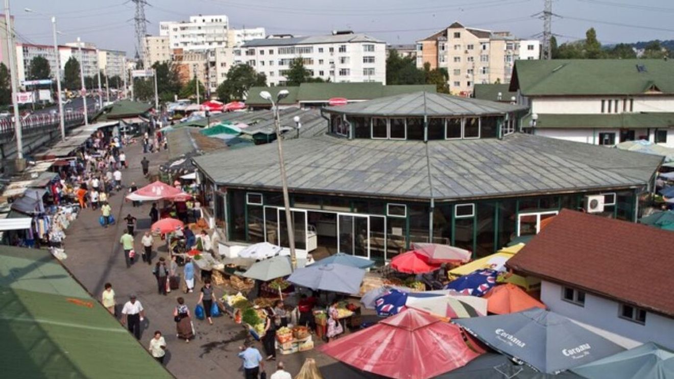 Incendiu în piața agroalimentară „Alexandru cel Bun” din Iași. Pompierii au intervenit cu mai multe autospeciale