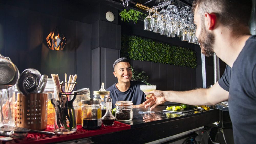 România, pe primul loc în lume la consumul de alcool. Cât bea, în medie, un român într-un an