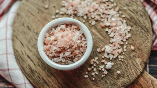 Dieta săracă în sare, la fel de riscantă ca excesul: Ce spun experții / „Ar trebui să fim conștienți că prea multă sare este cu adevărat dăunătoare, dar să nu o eliminăm complet din dietă”