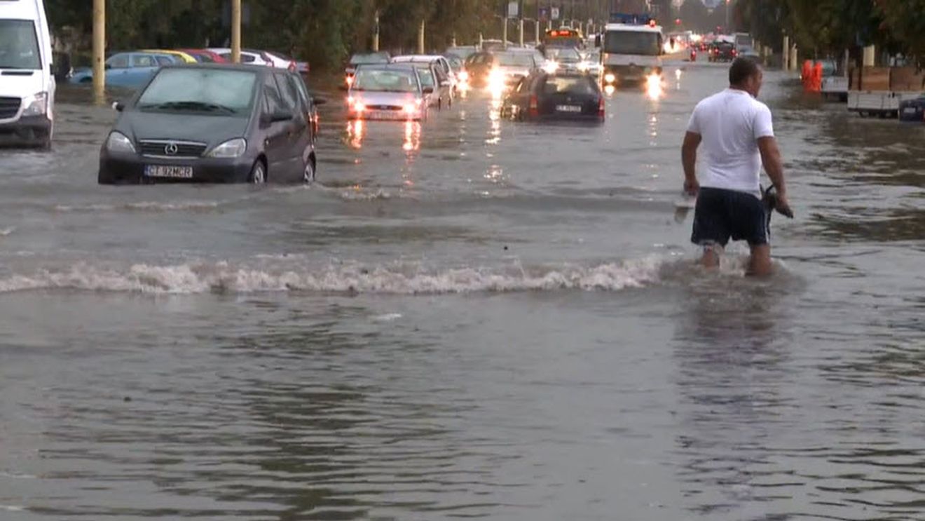 Subsolul unui restaurant din Eforie Nord inundat după o ploaie puternică / Apă ajunge la un metru / Străzi inundate în Constanţa