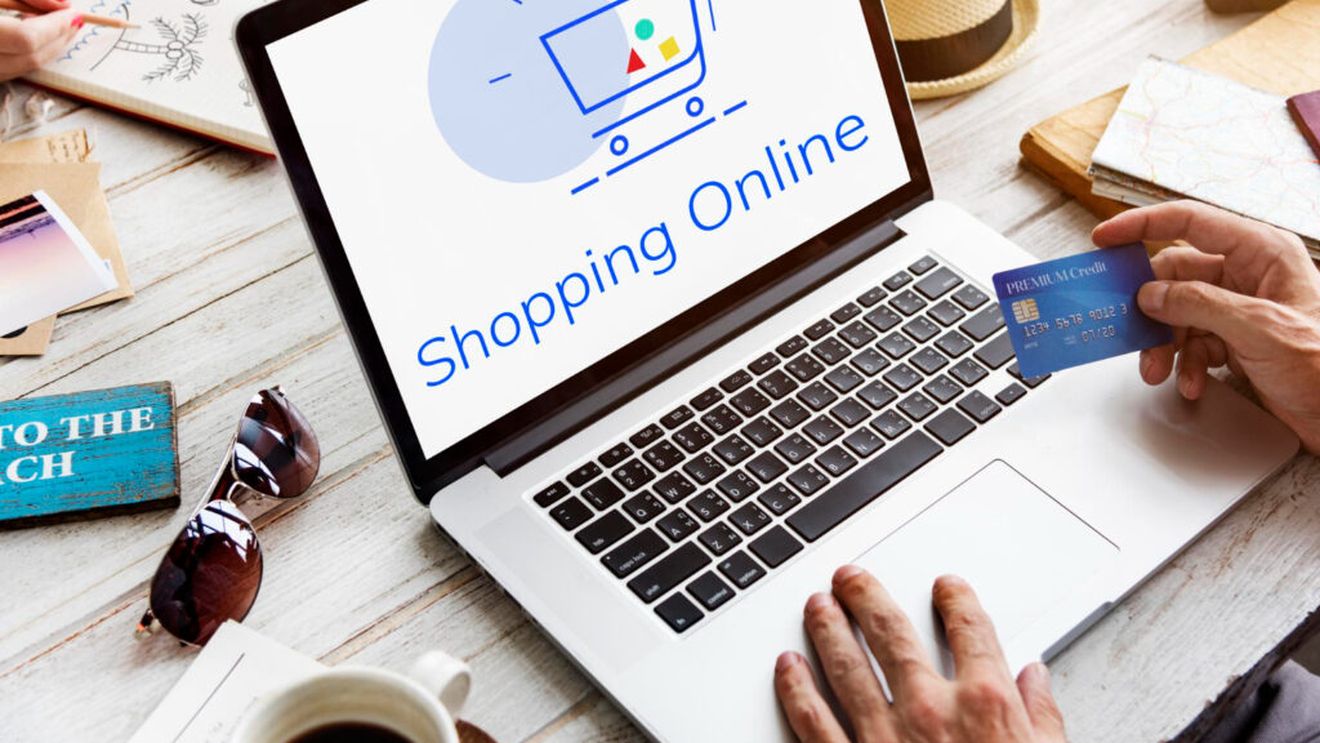 Românii sunt din ce în ce mai atenți la prețuri atunci când își fac cumpărăturile online / Sondaj: 58,2% dintre români se așteaptă la creșterea cheltuielilor pentru cumpărăturile lunare ale gospodăriei