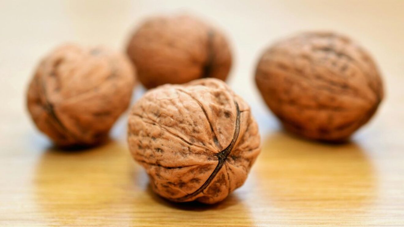 6 beneficii surprinzătoare, dacă mănânci dimineața nuci înmuiate/ Vei fi ferit de diabet, vei îmbătrâni frumos, iar creierul și intestinele tale vor fi mai sănătoase