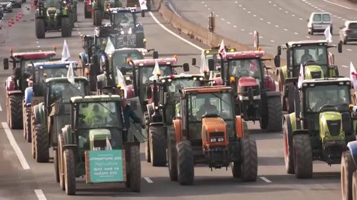 Fermierii spanioli nu cred în promisiunile Bruxelles-ului: „Vrem să știm de unde provin cele 45 de miliarde promise agriculturii și să nu reprezinte o monedă de schimb pentru Mercosur”/ Manifestanții blochează cu tractoare 8 locații, între care autostrada către Franța