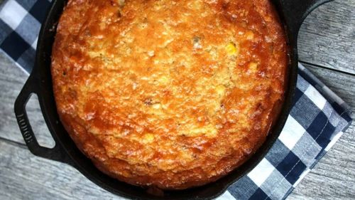 E timpul porumbului proaspăt. În afară de cel copt sau fiert, putem prepara din boabe o budincă la cuptor, ideală la micul dejun