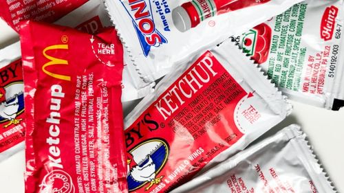 Pliculețele de ketchup și maioneză și cele de zahăr se pregătesc să fie eliminate. Începând cu luna august intră în vigoare noul regulament UE privind ambalajele