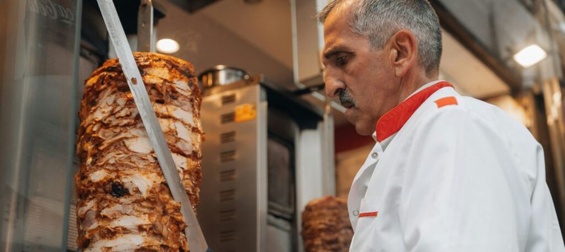 VIDEO | Cum arată shawarma originală: fără cartofi, fără sosuri, fără „de toate” / Chef Mehrzad Moghazehi explică diferența dintre kebab, gyros și shawarma din România
