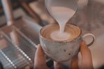INTERVIU | Cafeaua de specialitate din România intră într-o nouă etapă. Un barista cu 5 ani de experiență explică de ce nu mai vorbim doar despre cafea: „E un ritual”