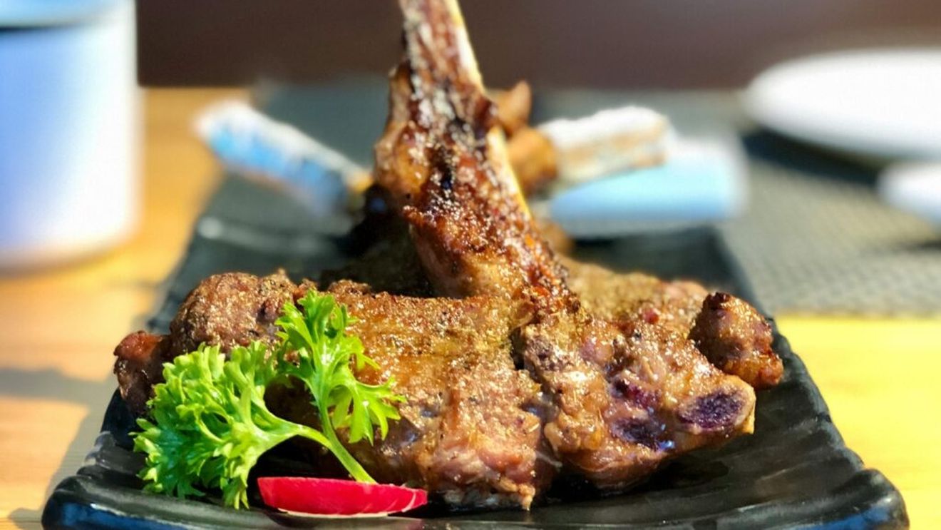 Carnea de miel este o carne roșie dar care, totuși, nu ne face rău/ Plină de proteine, vitamine și minerale, ea previne anemia și conține grăsimi benefice