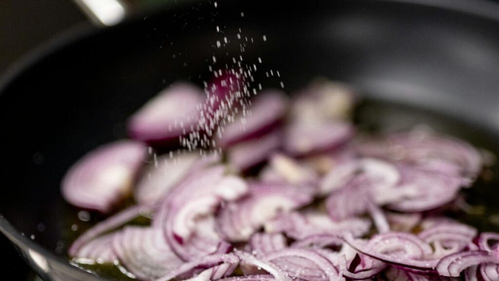 De ce provoacă ceapa reflux gastric? Chirurg gastroenterolog: „Totul pornește de la substanțele care îi dau cepei gustul specific, aceleași care provocă și lăcrimarea”/ Cum eviți aceste probleme