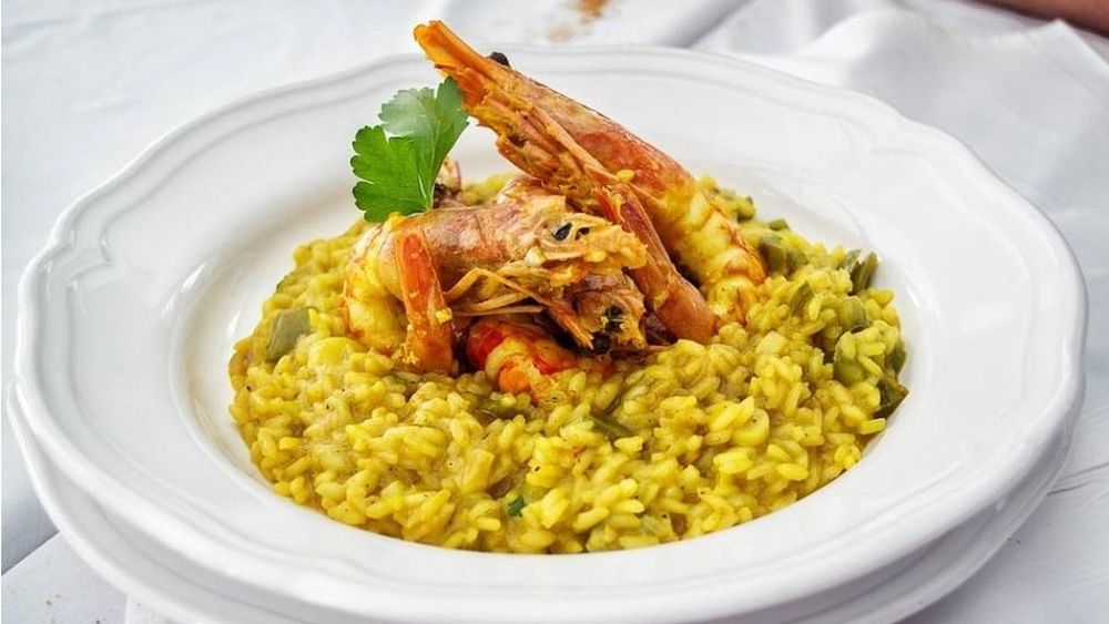 Prânz romantic de Ziua Îndrăgostiților: Risotto cremos cu șofran și creveți