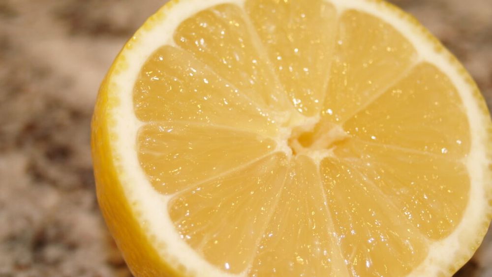 Beneficii și mituri despre lămâi/Este adevărat că purifică și ajută la slăbit? Câtă vitamina C au, în realitate
