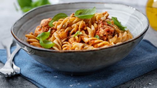 Pastele de vineri seara. Seamănă cu un ragù bolognese dar e fără carne. Fusilli cu sos de roșii cu nuci prăjite, o alternativă vegană la cel tradițional
