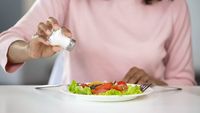 Psihologii explică de ce unele persoane adaugă mereu sare în mâncare / Ce trăsături au cei care preferă gusturile intense