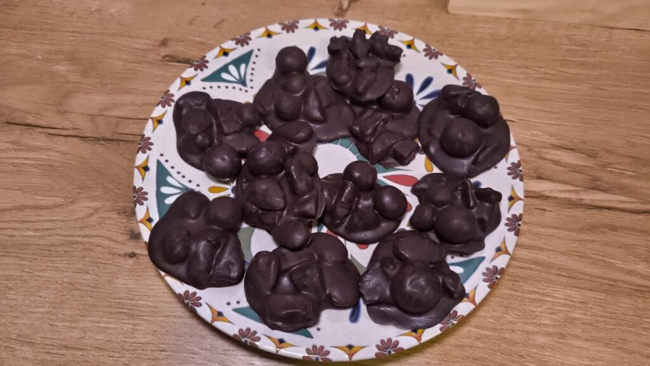 Trei rețete cu ciocolată, dar fără zahăr/ Au nuci, fructe uscate sau fructe proaspete și sunt desertul ideal chiar și când suntem la dieta