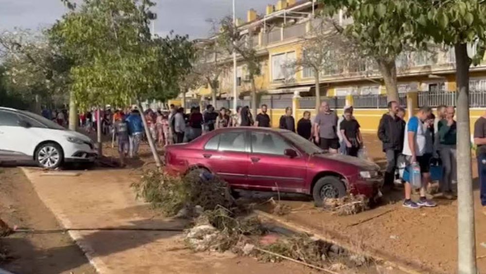 Ultima oră/ Locuitorii din zonele afectate de furtuna din Spania au nevoie de apă de băut și de alimente/ Oamenii plâng în direct în fața camerelor TV cerând apă și mâncare/În Castellon, unde trăiesc mulți români, a fost declarată alertă roșie și trimisă alertă pe mobile/ Sunt așteptate inundații în această regiune