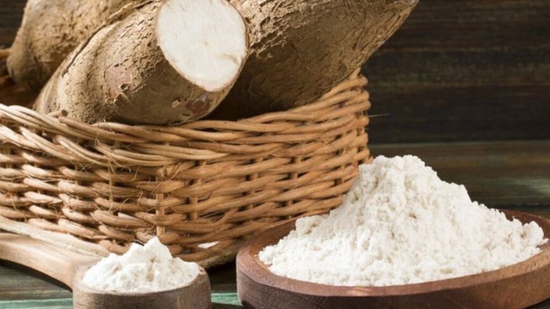 VIDEO | Știi ce e yuca, planta exotică din care se fac chipsuri și făină? Iată cum o curăță de coajă sud-americanii și de ce râd de un faimos chef care îndepărta coaja cu peeler-ul