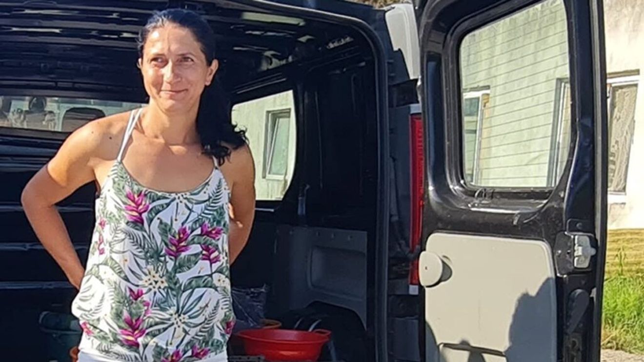 FOTO/VIDEO | Din livezile bunicilor, într-un magazin bazat pe încredere / Povestea unei familii din Tăuții Măgherăuși care își lasă fructele la autoservire / Raluca Cioci: „Lumea vede ce fructe am, își alege ce dorește și pune banii în cutiuță”