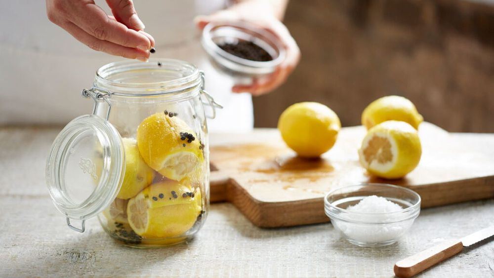 Lămâi întregi murate, sau preserved lemon. Alături de măsline, fac parte din categoria alimentelor salvatoare cu care putem prepara ceva rapid, din mai nimic