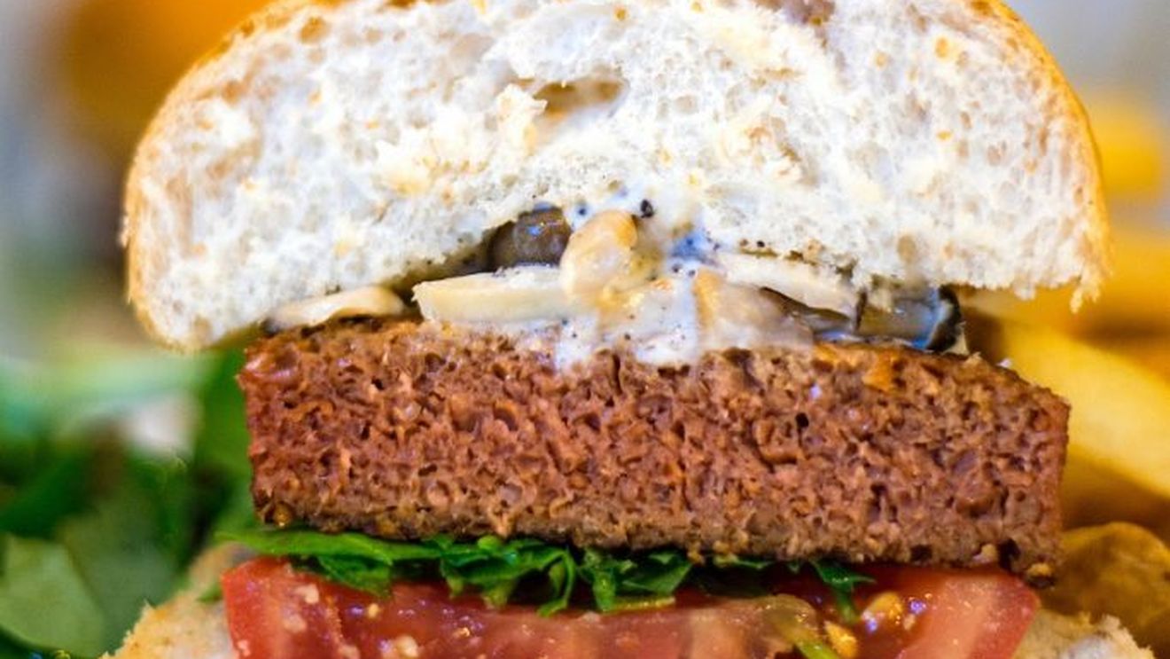 Marea revoluție alimentară: burgerul vegetal și brânzeturile din soia cuceresc lumea; producătorii de meniuri vegane anunță creșteri semnificative ale încasărilor; cum răspund autoritățile?