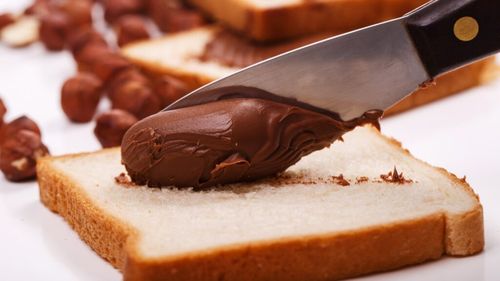Nutella homemade? Cremă de ciocolată tartinabilă care se apropie de gustul și textura cunoscutei creme din comerț. Merge pe pâine, în clătite sau la tort