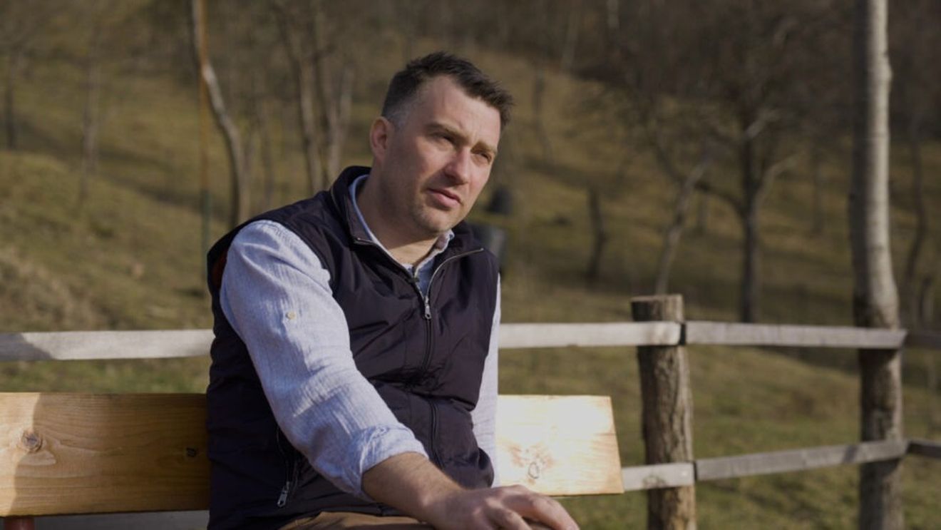 VIDEO | Andy Hertz, fondatorul comunității „Mutat la țară. Viața fără ceas”: „Acum mâncăm împreună, în tihnă, iar asta este un lux pe care la oraș îl pierdusem. Ne adunăm, punem pe masă ce avem, tăiem o brânză, niște roșii, și ne bucurăm împreună”