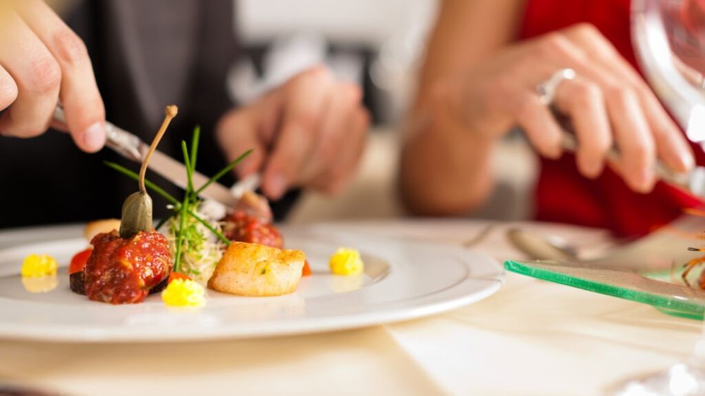 Ce este „foodluxxing”, noul „efect de ruj” din gastronomie / Psiholog: „Este o formă de răsplată și de alinare, combinată cu nevoia de apartenență. Este și o micro-afirmare”