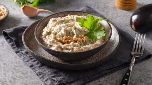 Secretul unei salate de vinete perfecte. Trucurile care îi dau gust, fără să devină amară sau uleioasă + o rețetă simplă