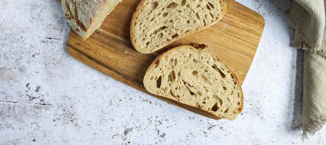 Pâinea cu maia „fake” din supermarket: cum recunoști varianta autentică, potrivit bucătarilor