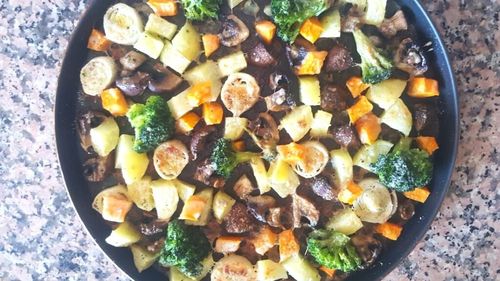 Idei de cină când vine toamna. Mix de legume gratinate în cuptor. Fără sosuri calorice, doar cu amestec de pesmet și brânză rasă
