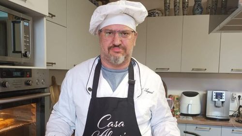 FOTO | A renunțat la viața din Germania pentru a deschide Punct Gastronomic Local în Banat / Arpad Szabo: „Din păcate, oamenii din jurul nostru nu prea mai pun nimic în grădină. Nu pot lua brânză de la ciobanii din zonă, pentru că nu au acte”