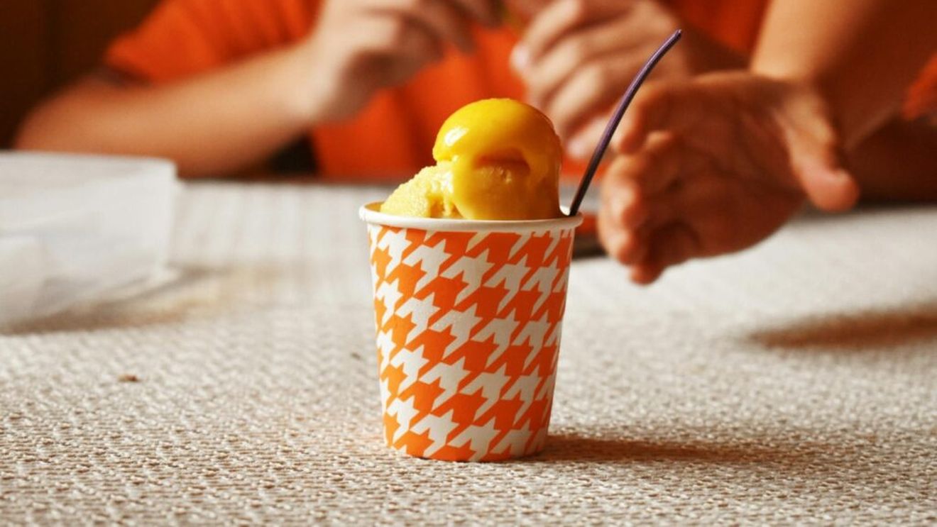 VIDEO | Înghețată de piersici, cu doar trei ingrediente / O poți prepara ușor și rapid acasă 