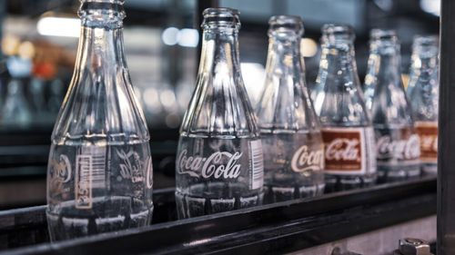 Coca-Cola va adăuga o băutură cu zahăr de trestie/ Nu renunță la siropul de porumb