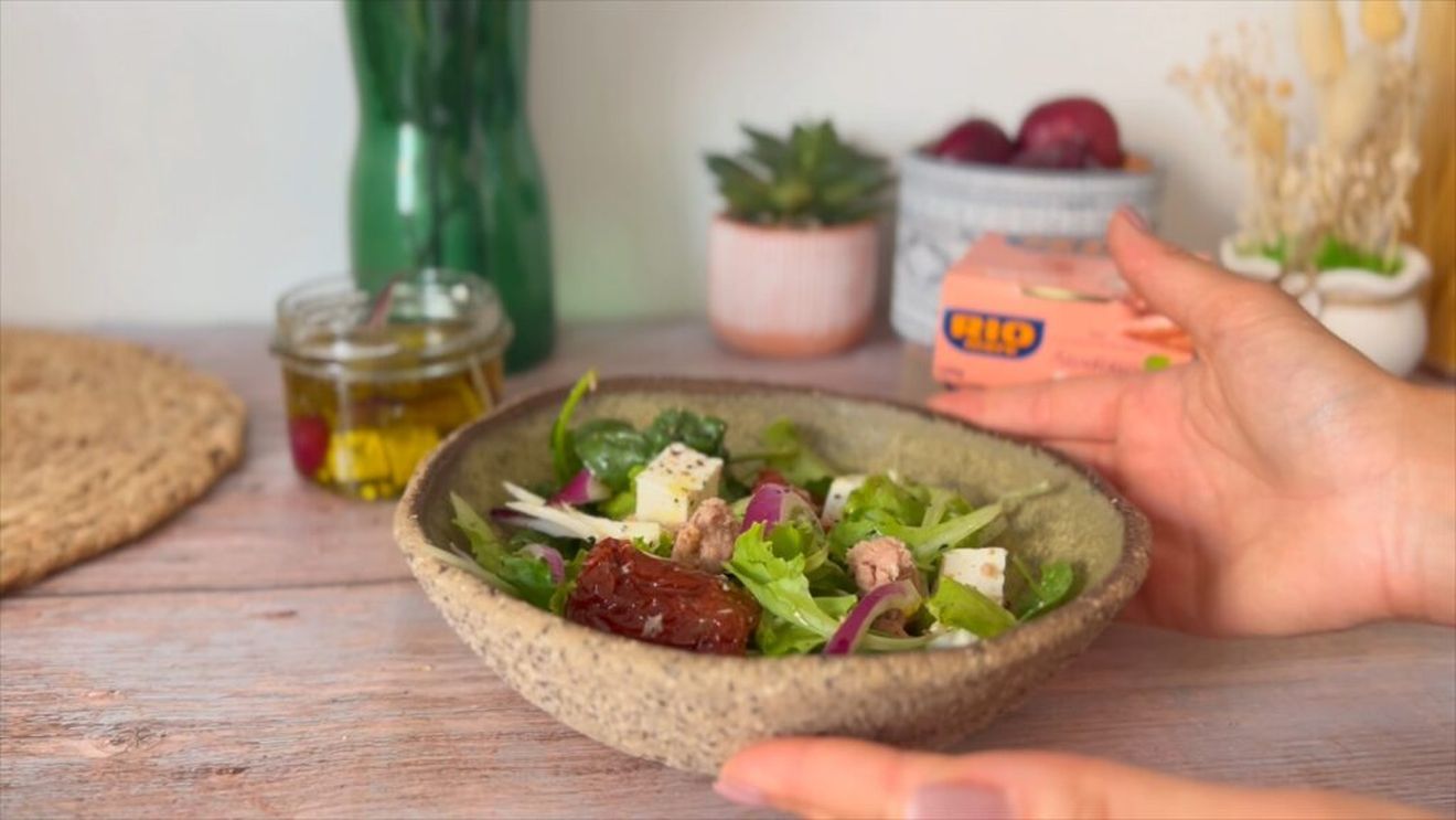 VIDEO | Salata de vară cu ton, feta marinată și roșii uscate - rețetă rapidă, dar sofisticată