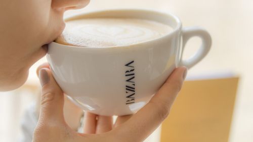 Chiar este nevoie să bei două sticle de apă pentru fiecare ceașcă de cafea? Răspunsul experților în nutriție te va surprinde