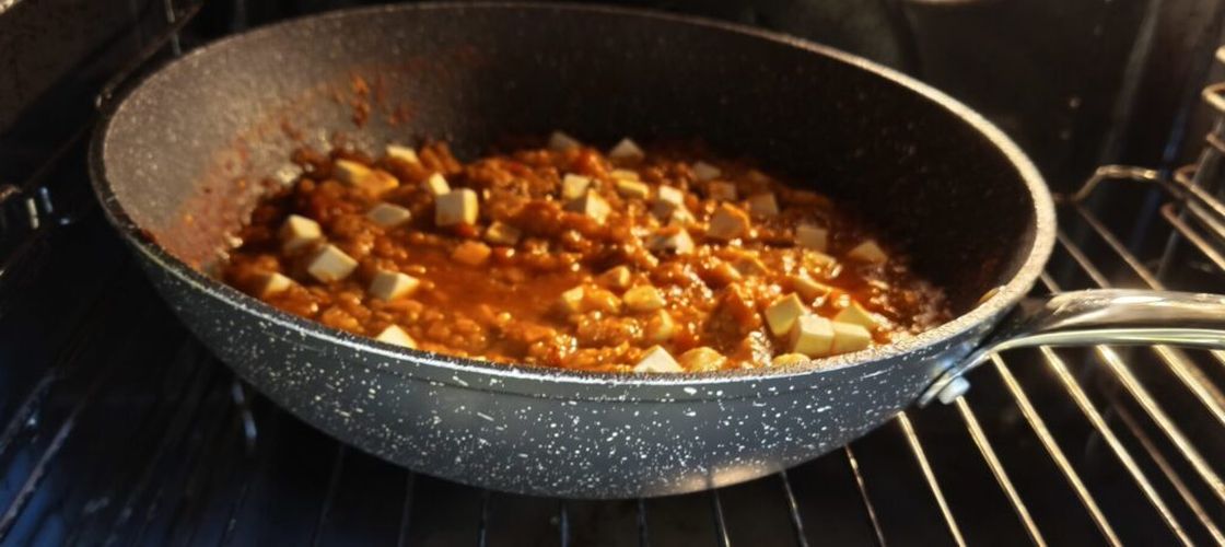 VIDEO | Saganaki de legume, cu vinete și ardei copți. Reinterpretarea unui îndrăgit preparat grecesc, care include și o variantă de post