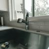 ABC în bucătărie | Cum cureți chiuveta ca să arate din nou impecabil. Greșeala cu bicarbonat și oțet pe care trebuie să o eviți
