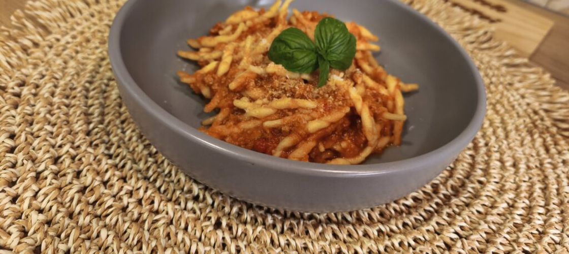 VIDEO FOTO | Paste bolognese cu sos ragu de carne și dovlecei. o reinterpretare cu dovlecei a rețetei tradiționale italiene