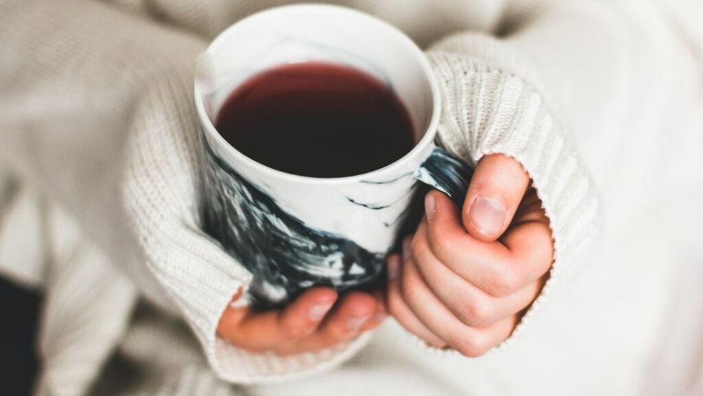 „Ceaiuri elixir” din ingrediente atipice cu efecte complexe pentru trup și minte. Ceai de morcovi pentru piele, ceai de ghimbir și afine pentru memorie sau ceai pentru imunitate pe bază de portocale și scorțișoară / Cum te ajută curcuma sau pudra de ardei cayenne