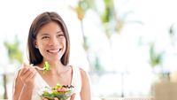 Slăbește mâncând cu plăcere / Noua teorie care schimbă modul în care privim dietele restrictive