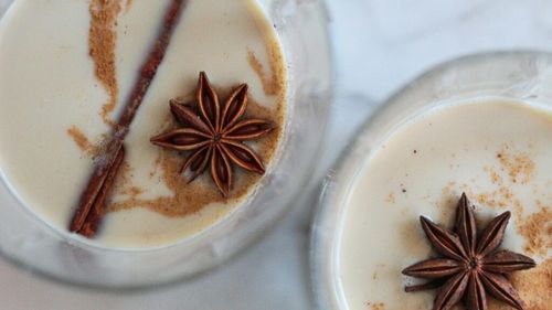 Șodou - laptele cu ou și miere pe care bunica ni-l făcea când eram răciți și vroia să ne răsfețe/ Este o combinație de proteine și energie și poate ține loc de mic dejun