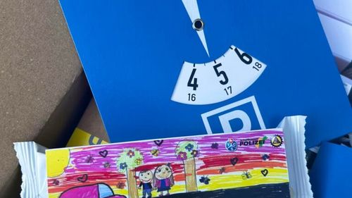 De ce polițiștii din Elveția au împărțit azi fursecuri conducătorilor auto,  în loc de amenzi / Aceștia au găsit o metodă inedită pentru a marca începerea școlii / Gestul „dulce” face parte dintr-o campanie pentru creșterea atenției șoferilor în trafic