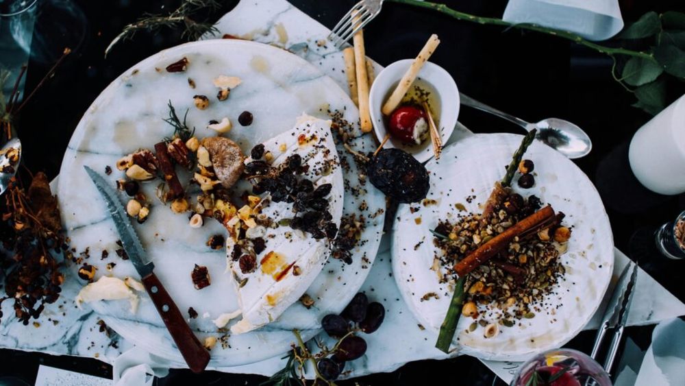 Restaurantele vor fi obligate să pună la pachet clientului mâncarea rămasă. Noi măsuri aprobate de Guvern pentru combaterea risipei alimentare