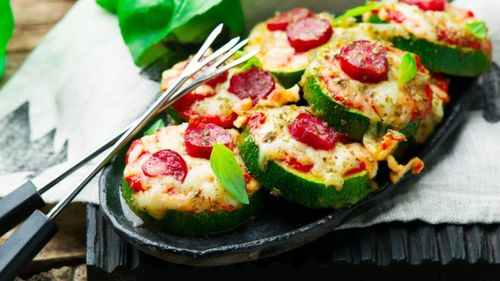 Mini „pizza” din felii de dovlecei, în cuptorul cu microunde, o idee diferită de mic dejun gata în 10 minute. Merg foarte bine și la air fryer sau cuptor