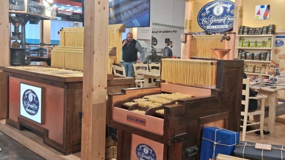 VIDEO | Cum reușește un producător de paste din regiunea Abruzzo din Italia să mențină calitatea produselor sale artizanale. „Calitatea nu face niciodată casă bună cu cantitatea”