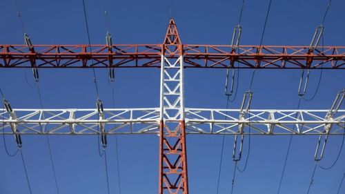 Ministrul Finanţelor anunță că „taxa pe stâlp” va fi de 1% pe valoarea netă a construcţiilor speciale din sectorul privat și de 0,5% pentru cele aflate în proprietatea statului