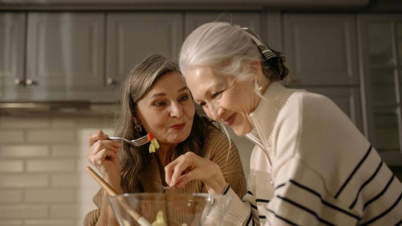 Nu știi ce să mănânci în timpul menopauzei ca să ameliorezi simptomele specifice? / O nutriționistă te sfătuiește să eviți cofeina și ultraprocesatele. Alege, în schimb, cereale integrale, somon, macrou, lactate, broccoli