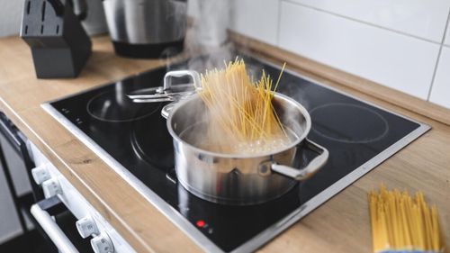 ABC în bucătărie / Trucul care te ajută să fierbi pastele folosind mai puțină energie, fără să le afecteze gustul