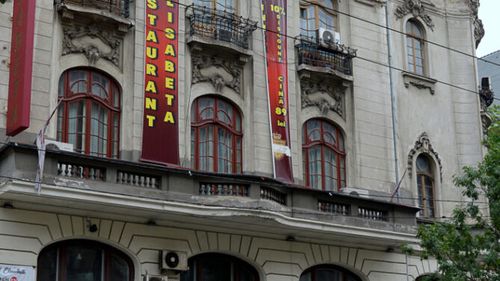 ANPC a închis temporar restaurantul Elisabeta din Bucureşti, unde au loc şi spectacole / Unitatea nu avea autorizaţie de la Primărie, nici avize DSP şi ISU. Alte nereguli constatate