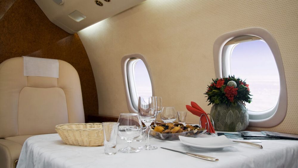 Companiile aeriene mizează tot mai mult pe pasagerii bogați / Air France oferă caviar, șampanie și transfer cu Porsche la clasa întâi