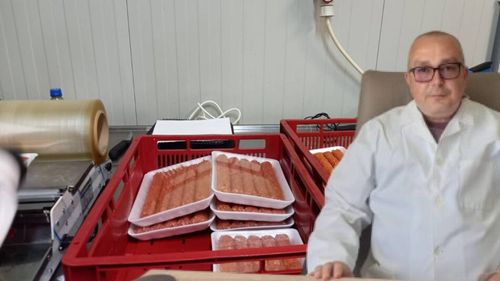 Reportaj | Eduard Pavel (producător mezeluri): „De 1 Mai, ne pregătim cu minim 100.000 de mici!”/ „Suntem printre puținii care cumpărăm animale, le tranșăm integral și băgăm toată carnea la mici”/ „Eu am găsit STAS-urile de pe vremea lui Ceaușescu și toate rețetele noastre sunt adaptate după acele STAS-uri” (VIDEO)